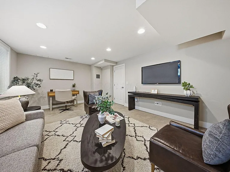 567 Lathrop St — Photo 34