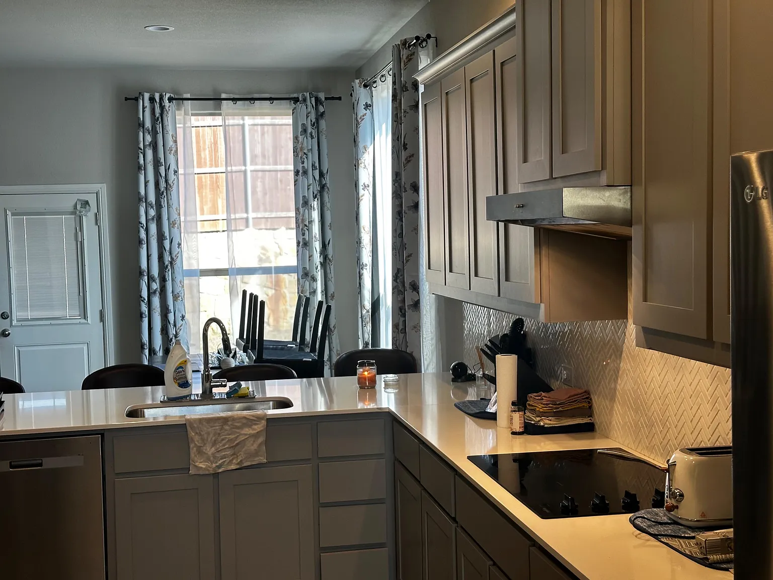 3 bed, 1.0 bath, 3000 sqft, $910 — Photo 3