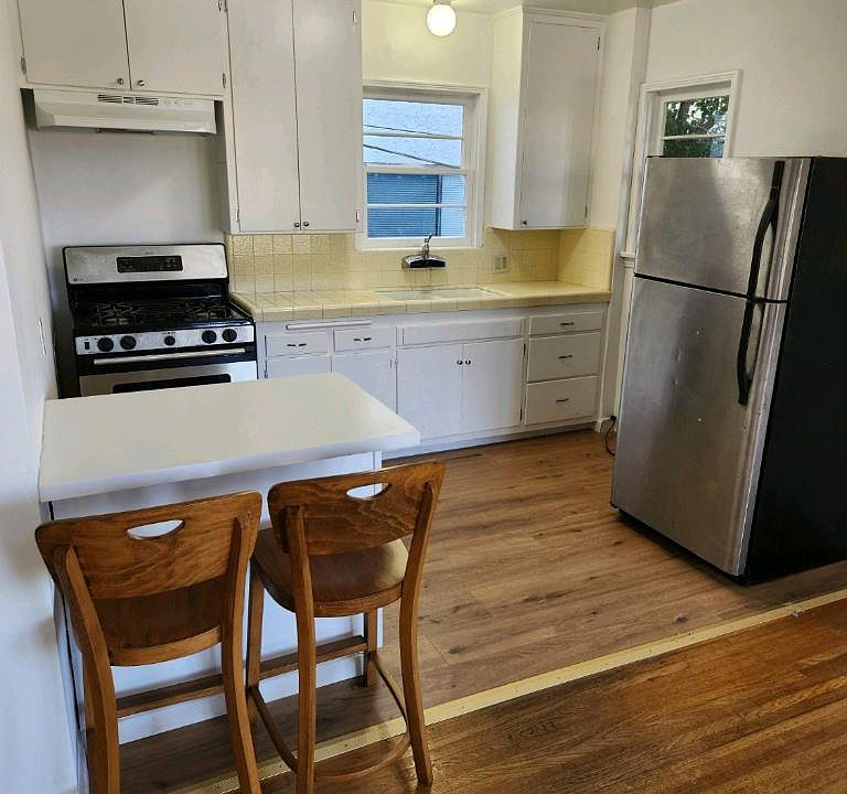 1st image of 1147 W 11th St #1/2