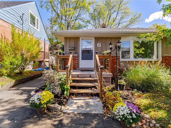 18 Delsey St, Hamilton, ON L9H 1S1