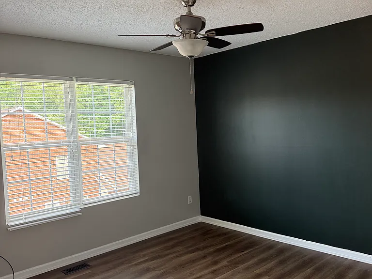 102 Brandywine Dr NE — Photo 2