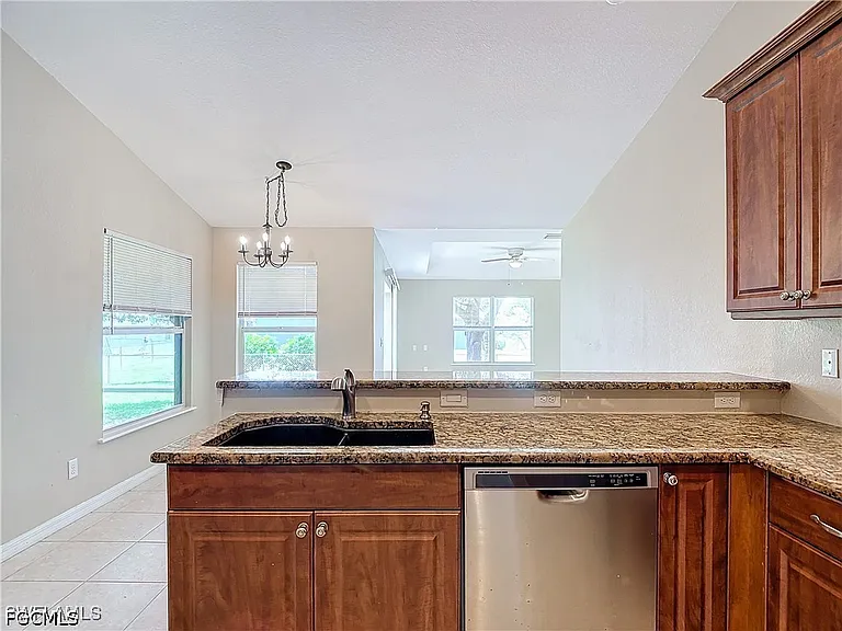 1726 Trafalgar Pkwy — Photo 8