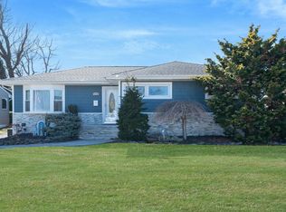 516 Spruce Ln, East Meadow, NY 11554