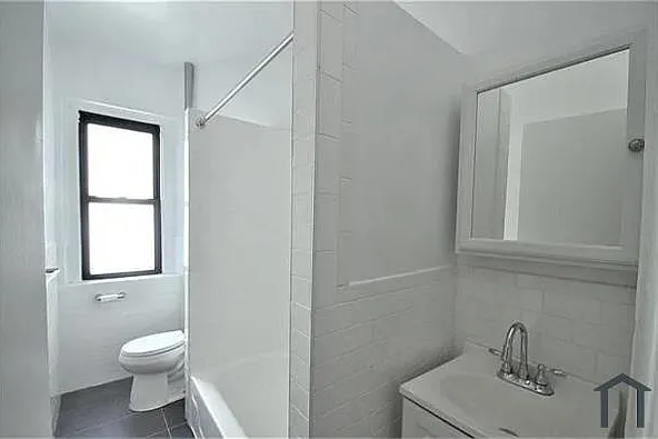 2554 Cruger Ave — Photo 2