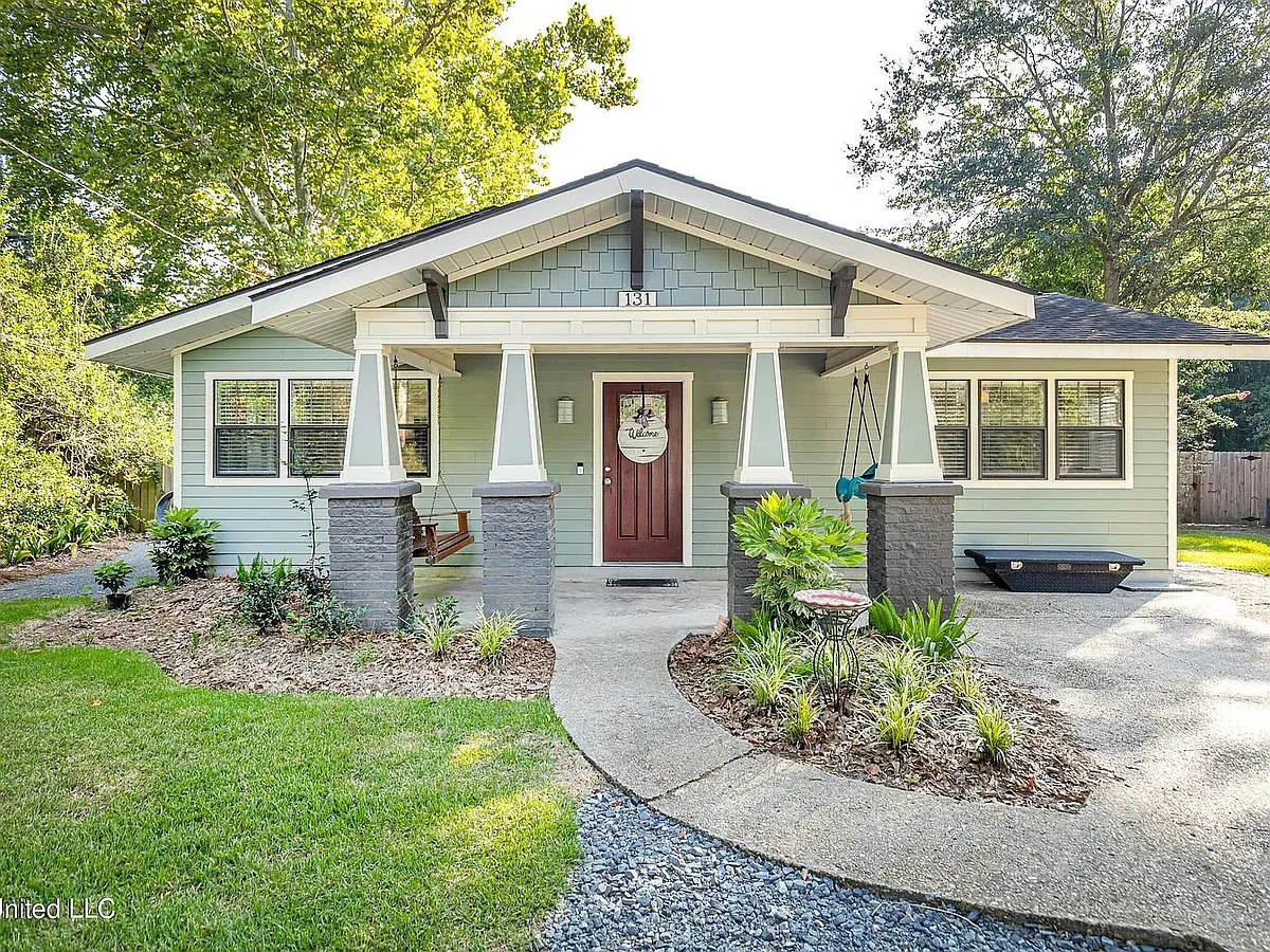 Front - 131 Lafayette Cir