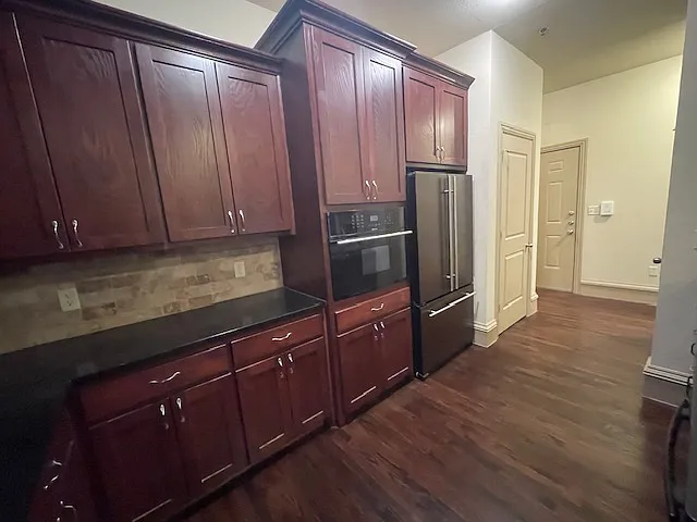 102 N Locust St — Photo 17