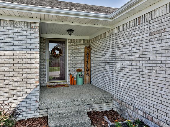 3rd image of 12 N Country Dr
