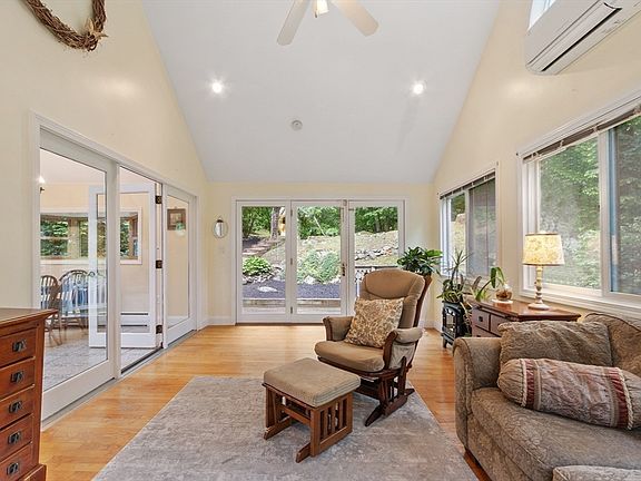 5th image of 22 Tenney St