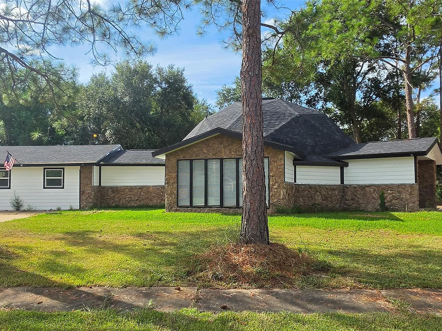 3 bed, 3.0 bath, 2366 sqft, $1,950 — Photo 1