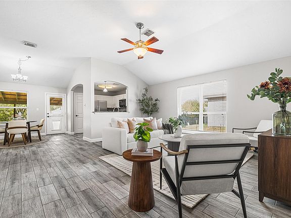5th image of 207 Leisure Ln