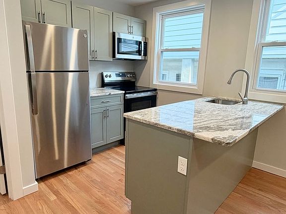 5th image of 18 Cedar St Suite 2