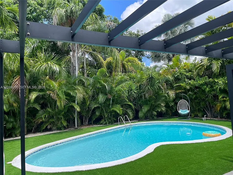 1955 Alamanda Dr — Photo 3