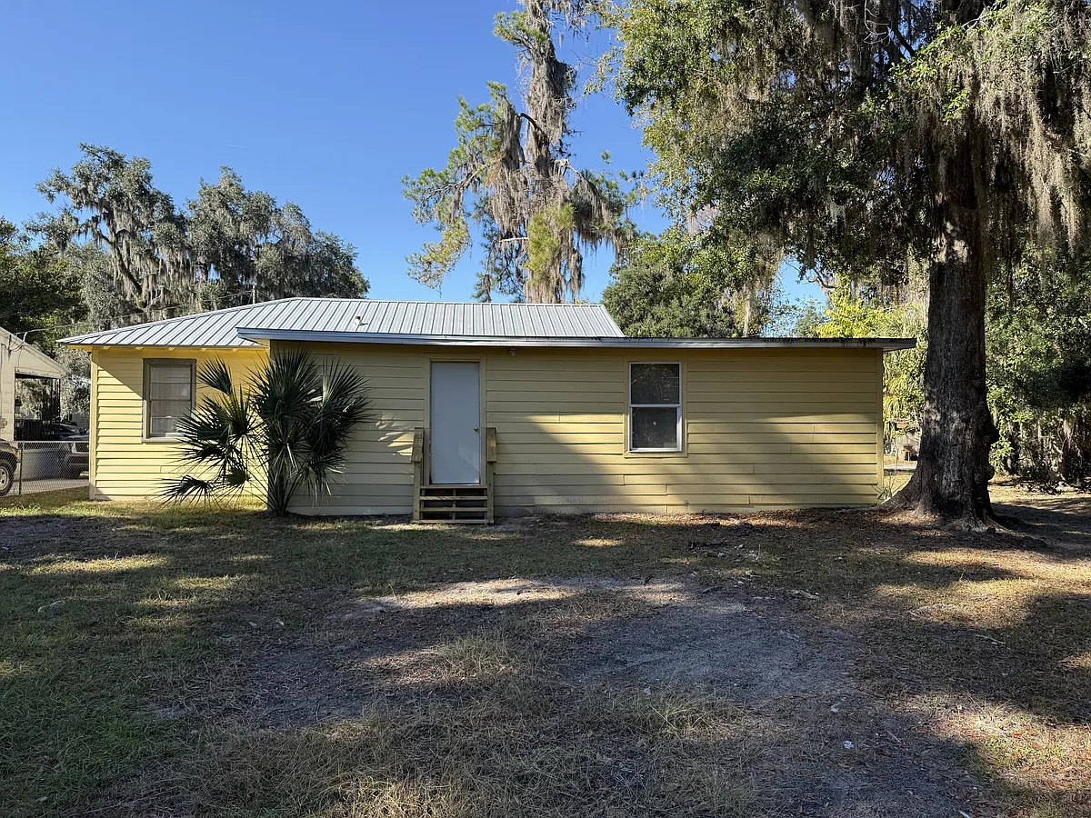 Building Photo - 656 NE Lake Dr