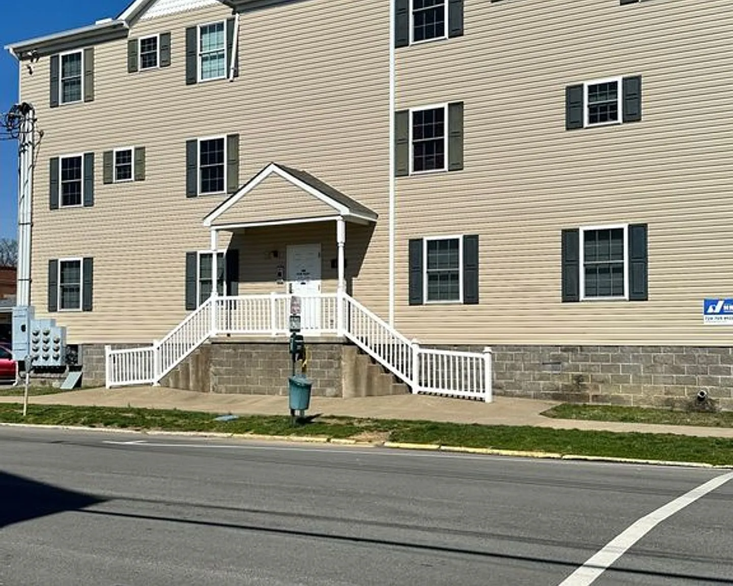 Beautiful Apartments Located 2 Blocks From Penn West Campus — Photo 1