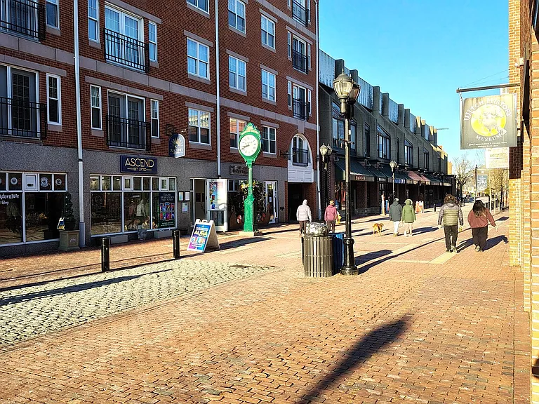 Historic 1 Harbor St — Photo 7
