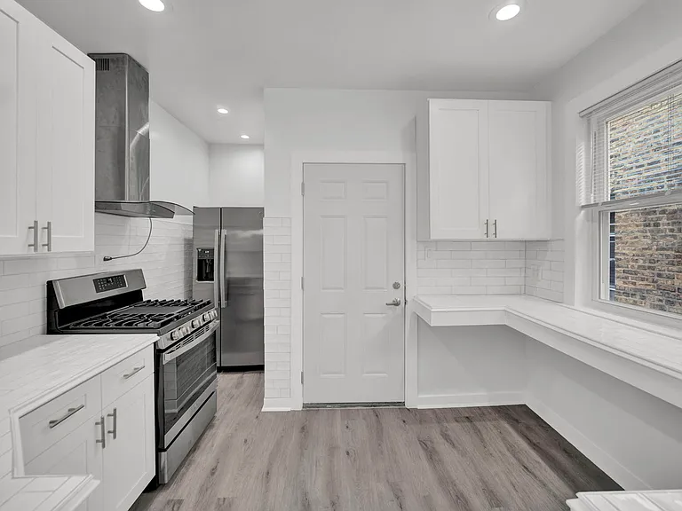 3234 W Waveland Ave #2 — Photo 6