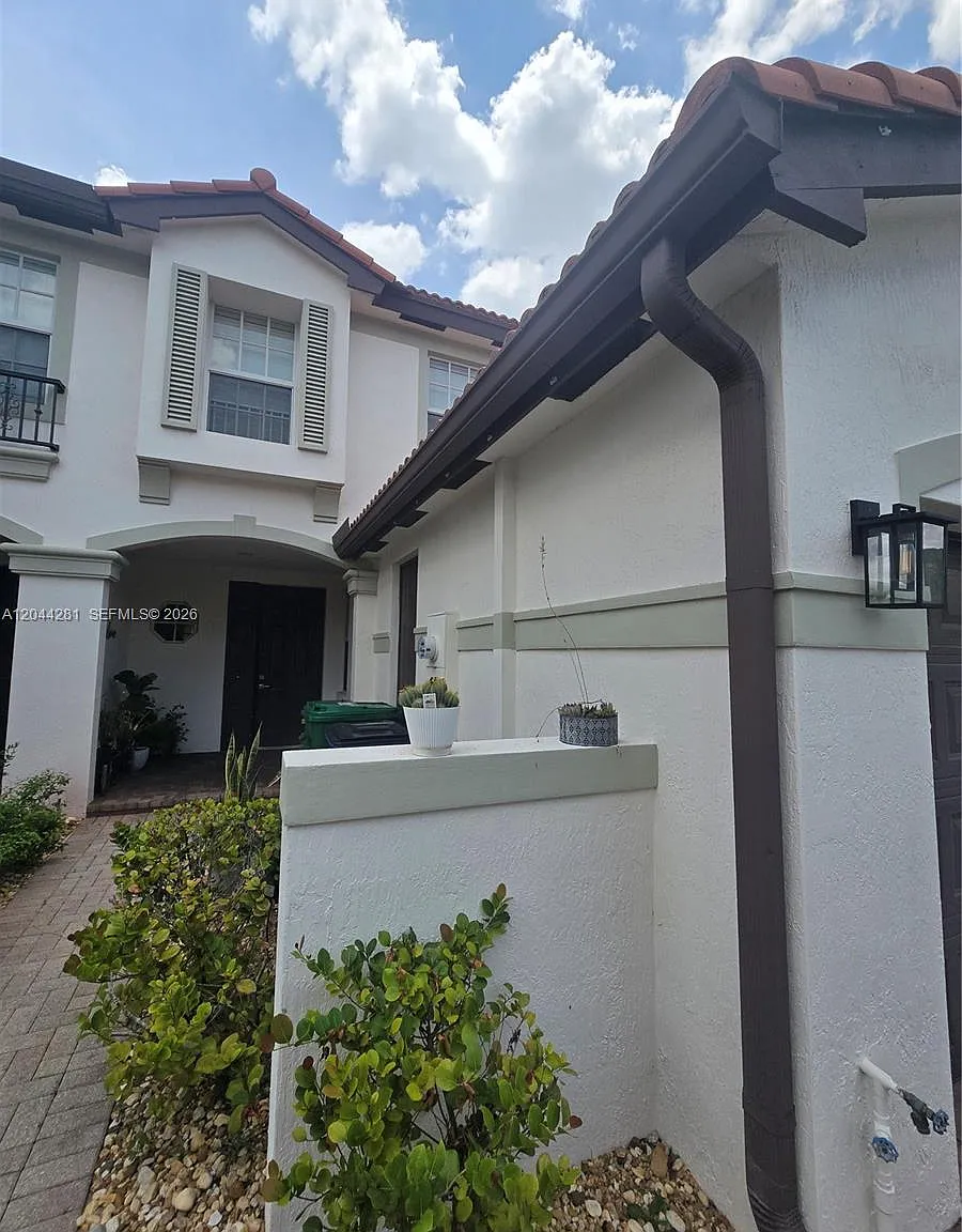 3 bed, 2.5 bath, 1635 sqft, $3,450 — Photo 3