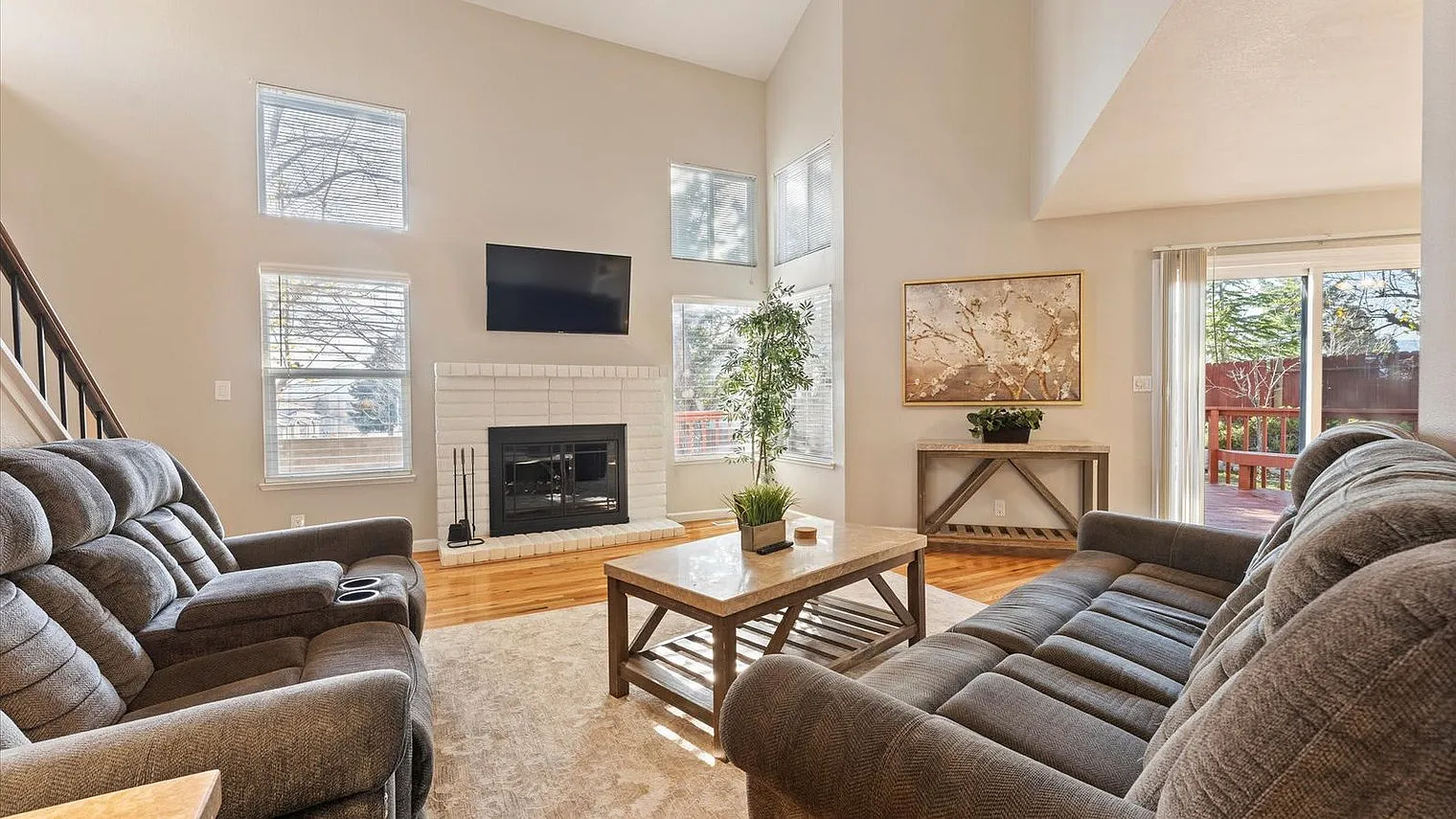 3 bed, 2.0 bath, 1367 sqft, $7,233 — Photo 3