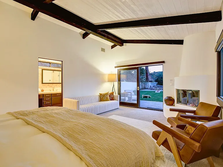 2570 Nichols Canyon Rd — Photo 32