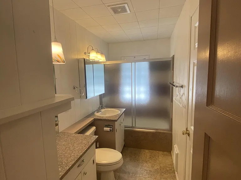 Master Bathroom (Granite Countertop, Tile Shower/Tub)