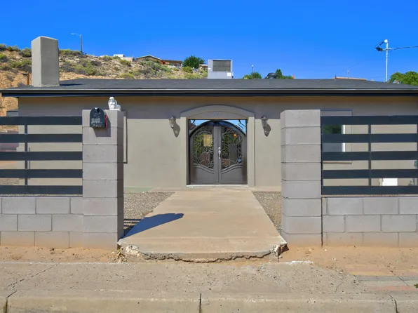 225 53rd St NW, Albuquerque, NM 87105