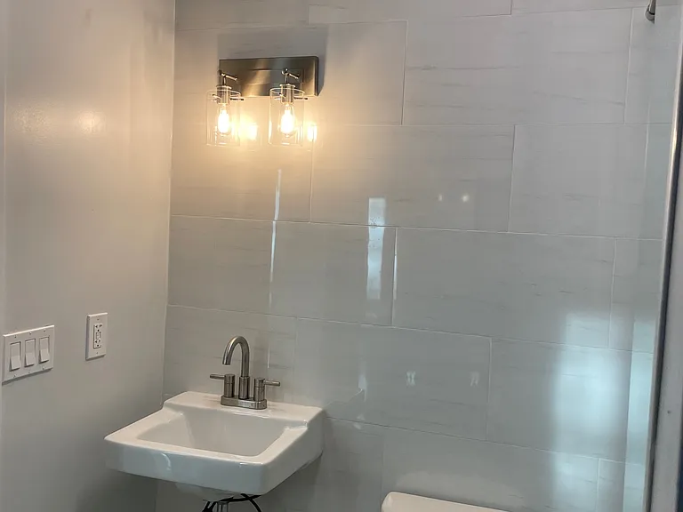 1930 Hubbard St #1 — Photo 7