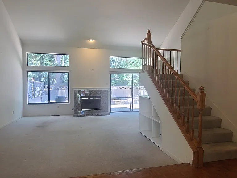 211 Kingswood Ct — Photo 3