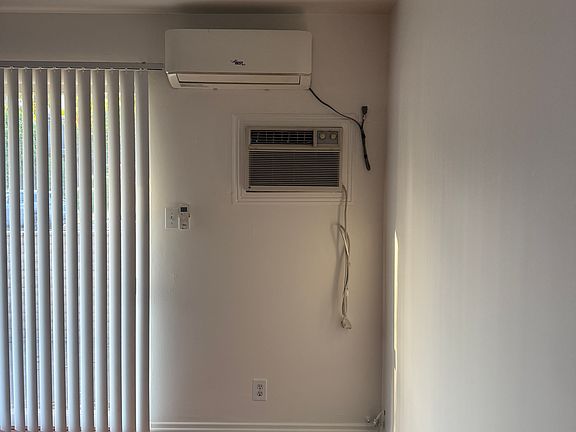 3rd image of 522 Linwood Ave APT A