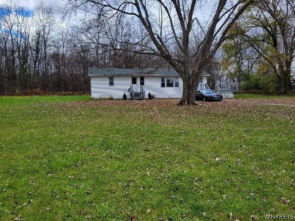 3866 Wruck Rd, Middleport, NY 14105