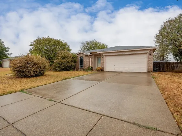 1603 Berry Dr, Cleburne, TX 76033