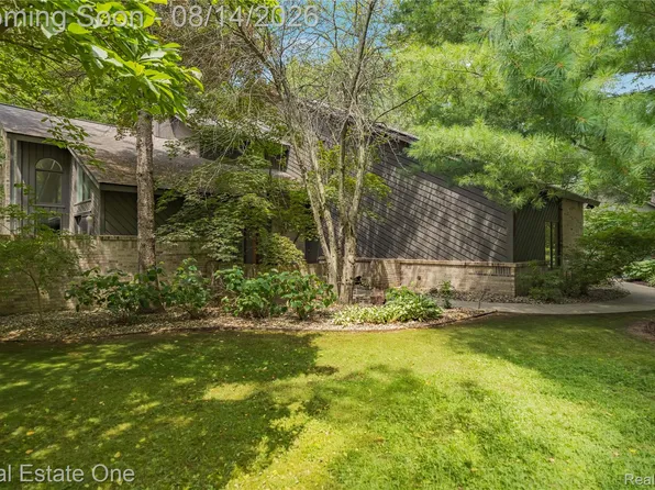 3660 Loch Bend Dr, Commerce Township, MI 48382