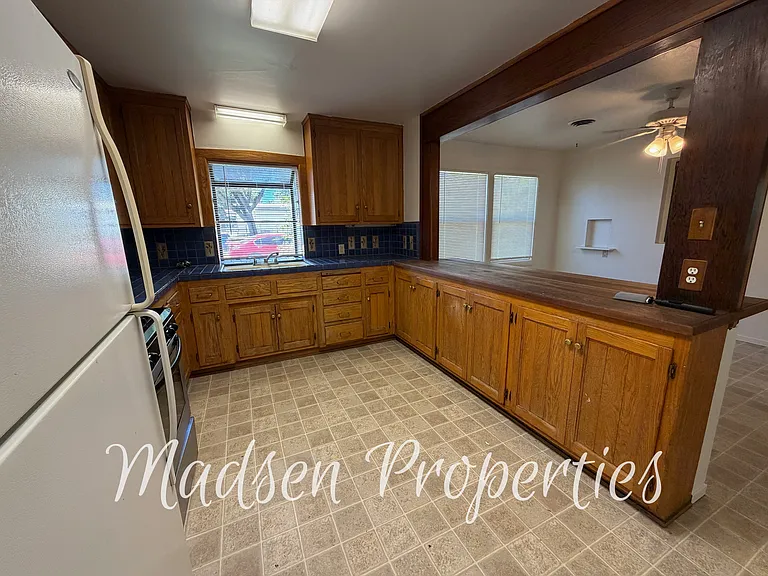 325 W 3rd Ave — Photo 21