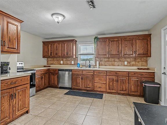 5th image of 209 Dyer St