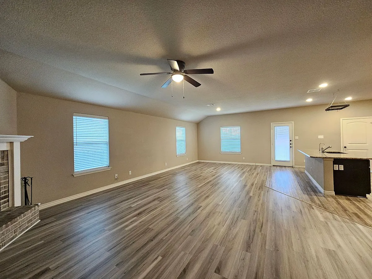 Building Photo - 6811 Keechi Valley Dr