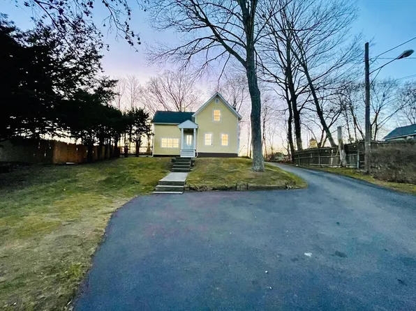 17 Pleasant St, Brookfield, MA 01506