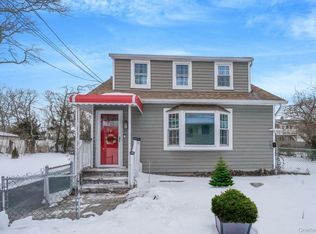 20 Blythe Rd, Lake Ronkonkoma, NY 11779