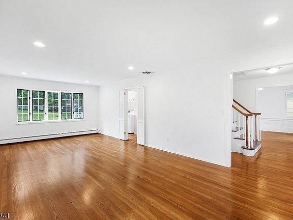 4th image of 10 Cedar Ln