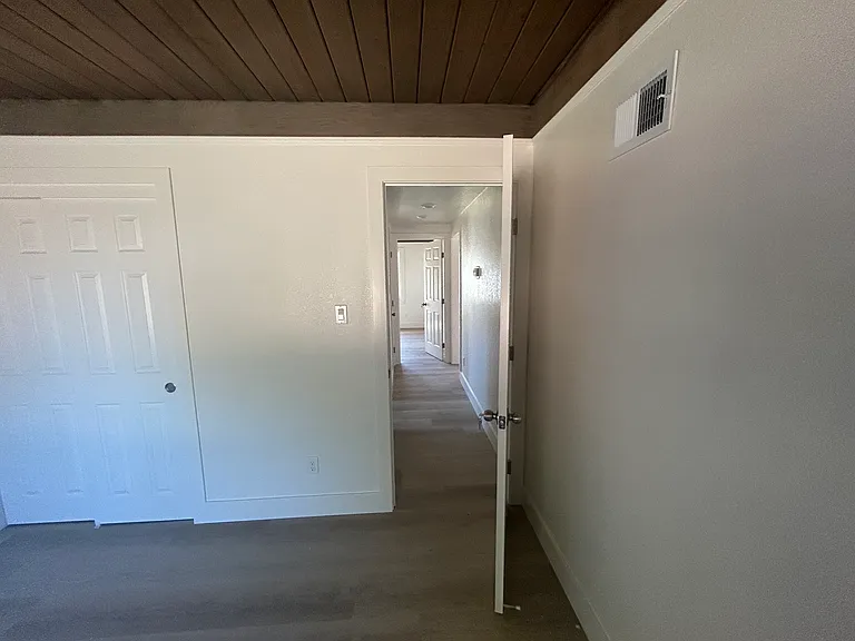 6335 N Pershing Ave — Photo 9