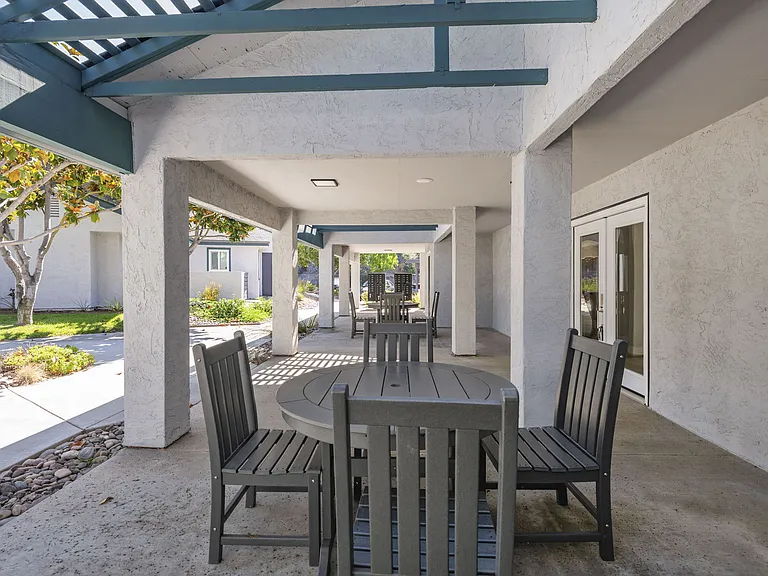Sunset Cliffs Apartments — Photo 37