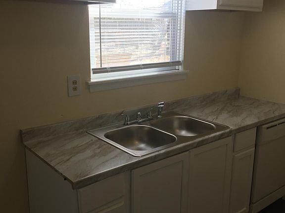5th image of 906 E Monahans St