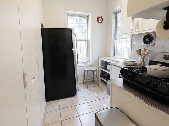 5th image of 1024 Willoughby Ave #4