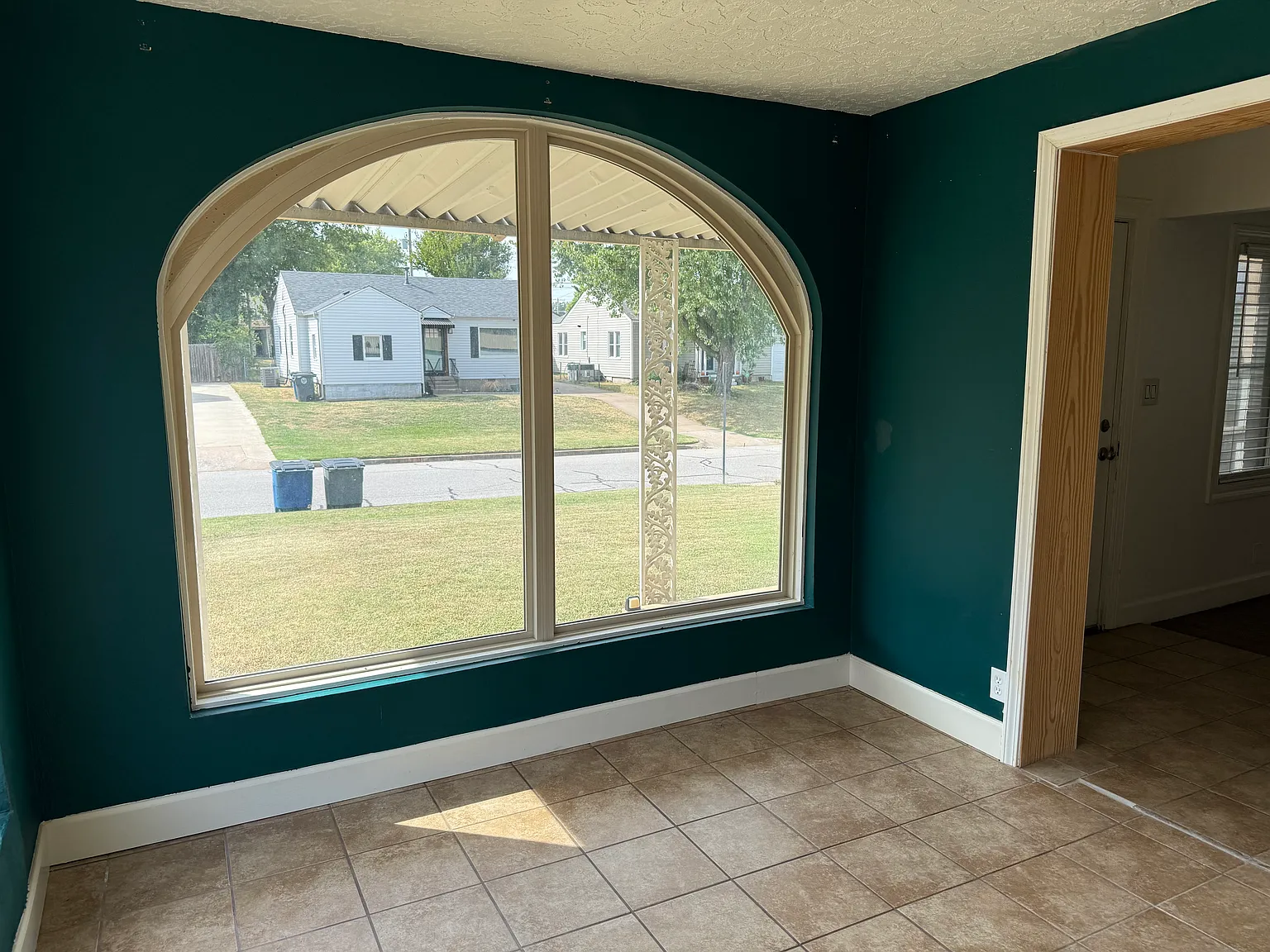 3 bed, 2184 sqft, $2,300 — Photo 2
