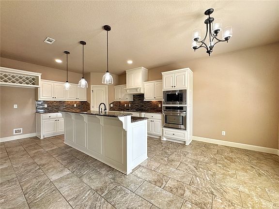 4th image of 204 W Churchill Ct