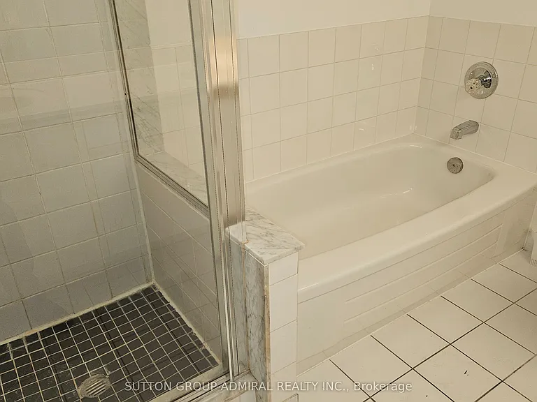 942 Yonge St #517 — Photo 14