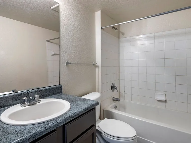 Madelyn Oaks Apartments — Photo 18