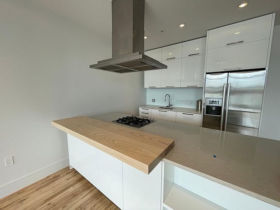 3rd image of 1550 Market St #908