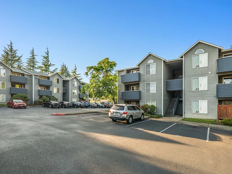 Spacious 2x2 Apartment Homes in Central Tacoma! — Photo 2