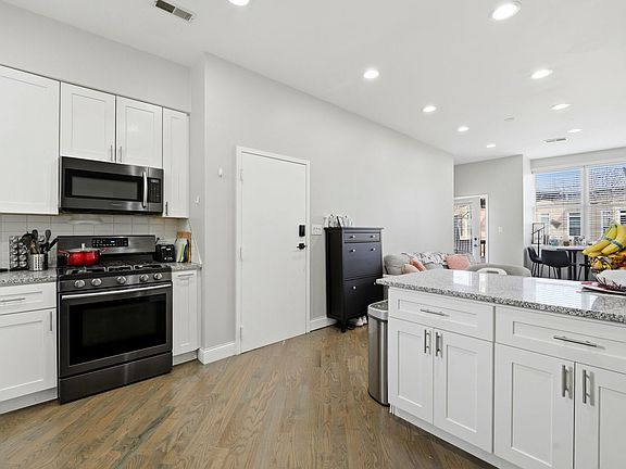 4th image of 2225 W Warren Blvd #A3
