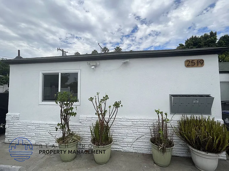 2519 E Monroe St — Photo 6