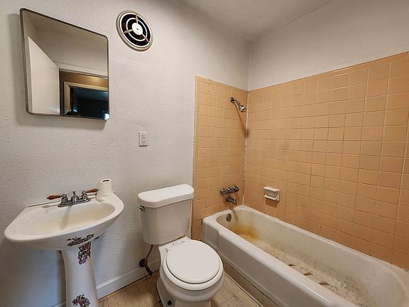 5th image of 4395 Beverly Ave